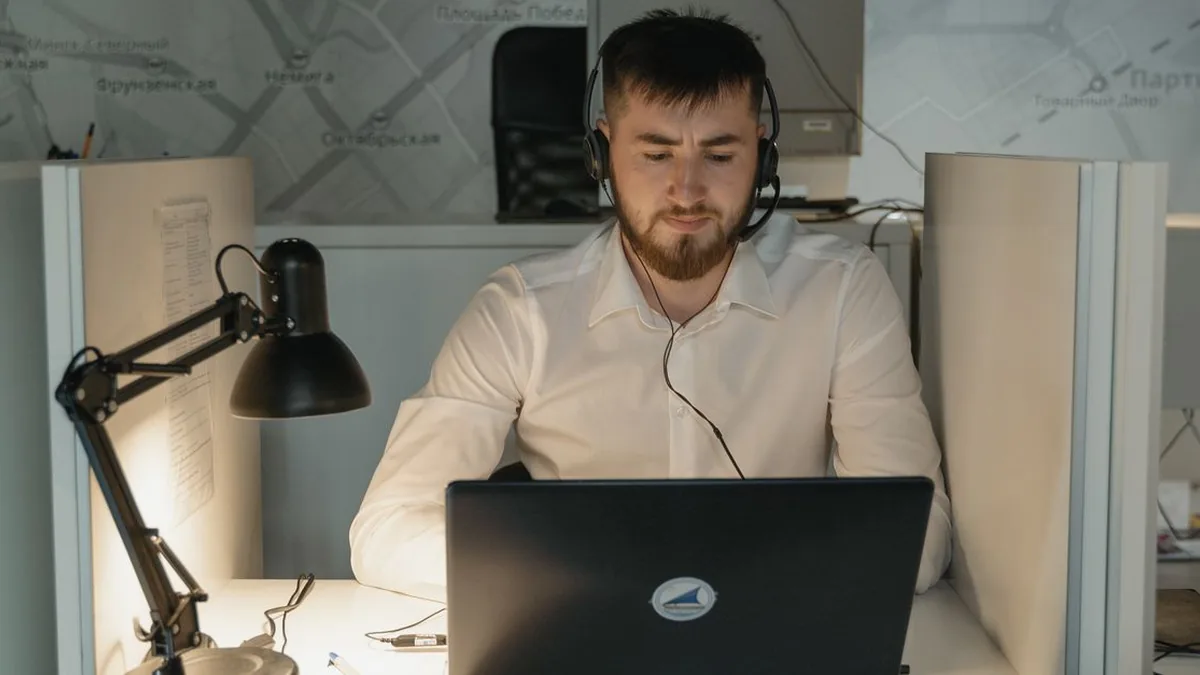 A customer-support agent consults an organized internal knowledge base while working (Photo by Tima Miroshnichenko, Pexels)