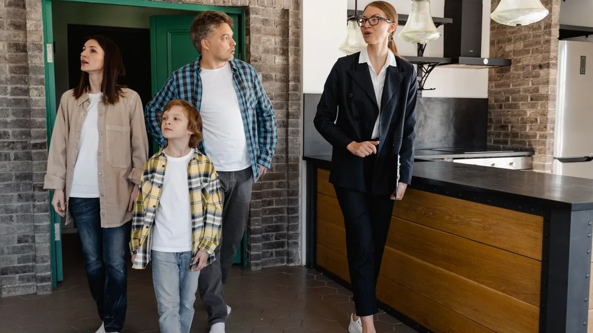 A leasing employee and renter choosing an available apartment tour time from a digital calendar (Photo by MART  PRODUCTION, Pexels)