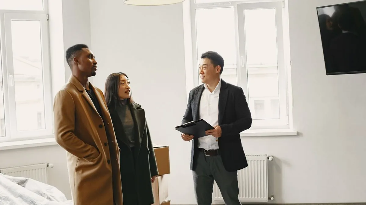 A buyer discusses property needs and next steps with a real estate agent (Photo by Gustavo Fring, Pexels)