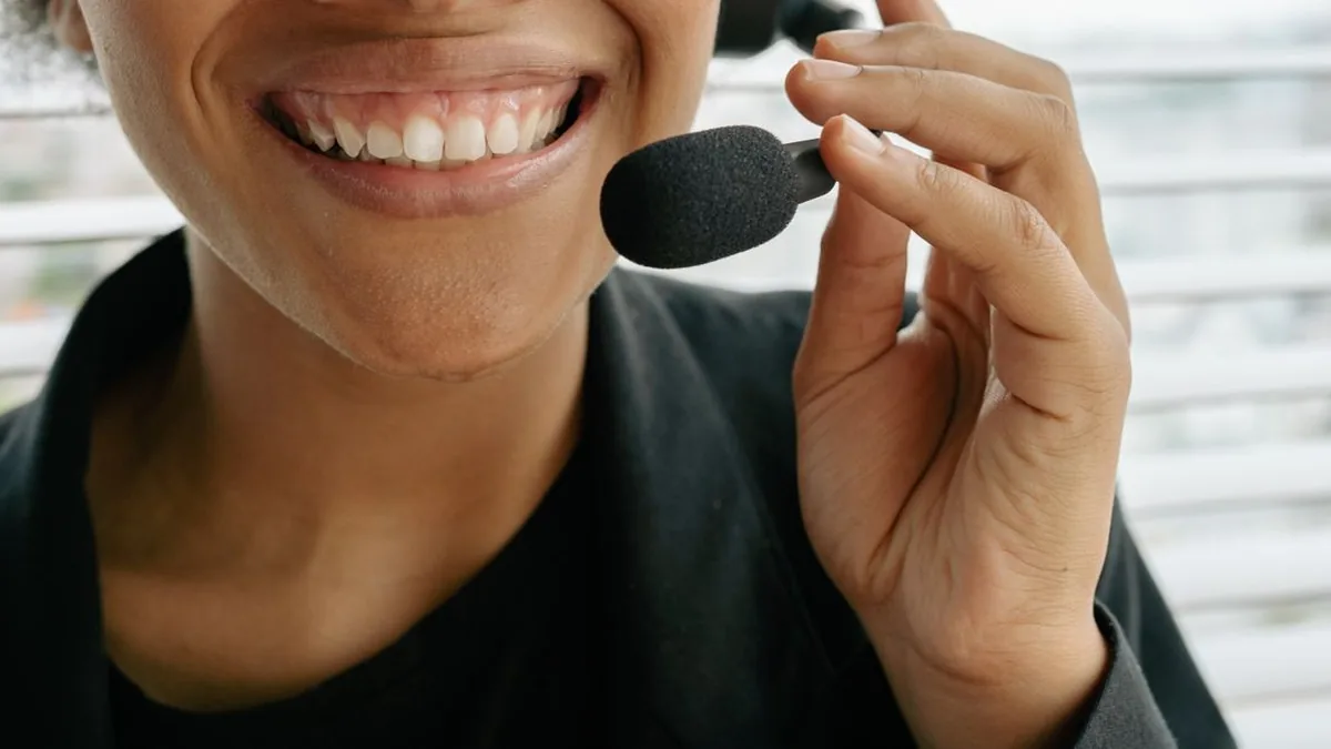 A support professional responding to customer chat messages from a desktop (Photo by Yan Krukau, Pexels)